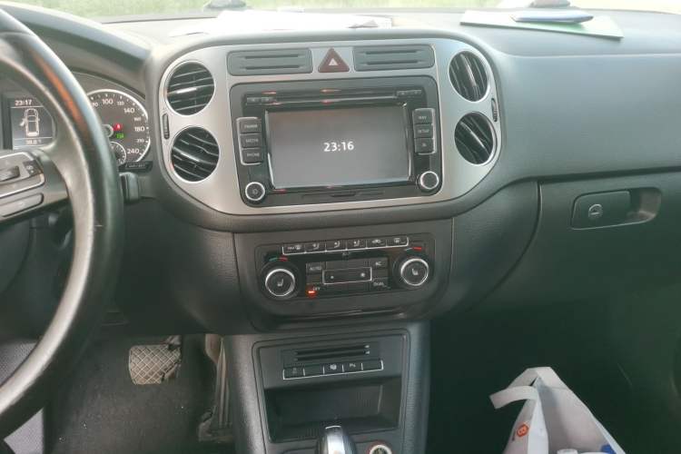 Used Volkswagen Tiguan 2012 2.0 TSI Automatic All-Wheel Drive Flagship Edition Audio And AC Panel