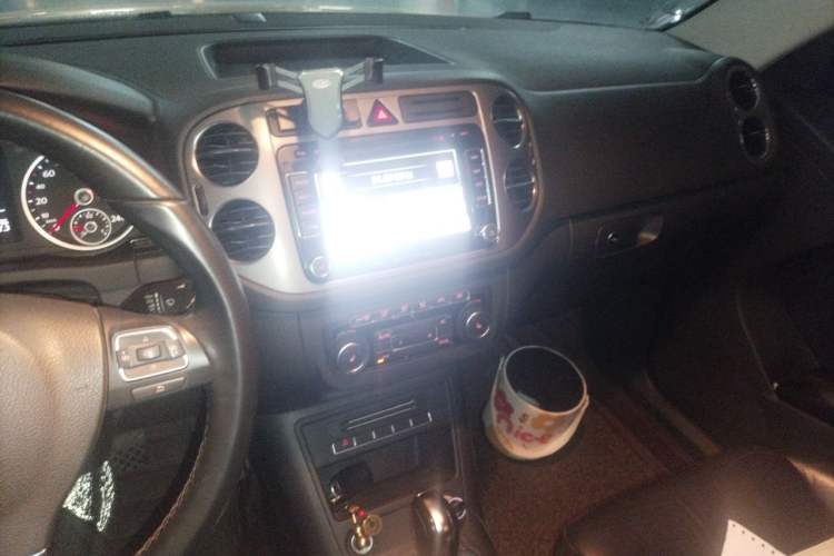 Used Volkswagen Tiguan 2012 2.0 TSI Automatic All-Wheel Drive Elite Edition Audio And AC Panel