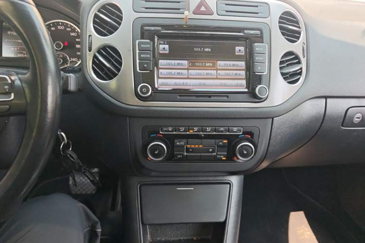 Used Volkswagen Tiguan 2012 1.8TSI Automatic All-Wheel Drive Elite Edition Audio And AC Panel
