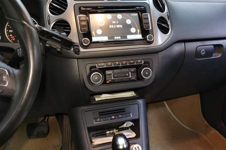 Used Volkswagen Tiguan 2012 2.0 TSI Automatic All-Wheel Drive Flagship Edition Audio And AC Panel