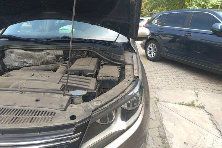 Used Volkswagen Tiguan 2012 2.0 TSI Comfort Edition Engine Bay Left