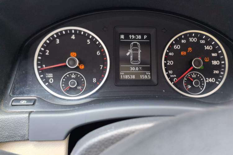 Used Volkswagen Tiguan 2012 2.0 TSI Automatic All-Wheel Drive Elite Edition Odometer Close Up