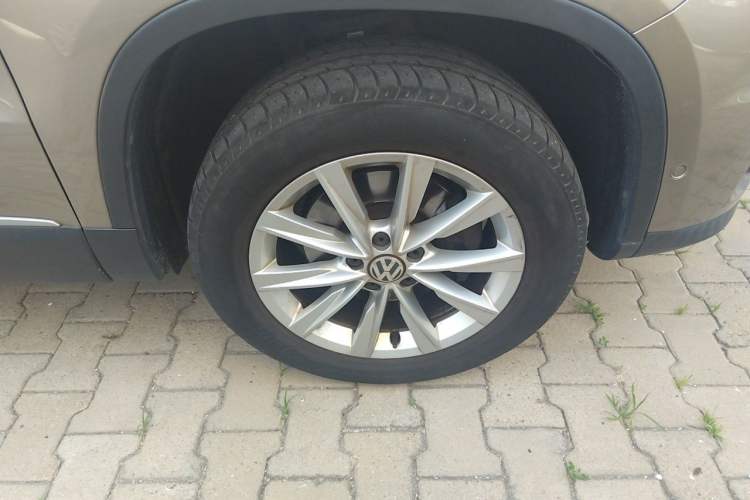 Used Volkswagen Tiguan 2012 2.0 TSI Comfort Edition Right Front Wheel Hub