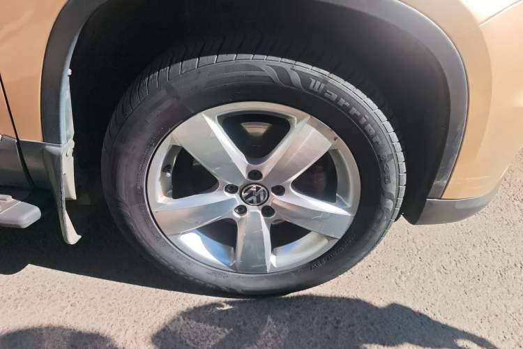 Used Volkswagen Tiguan 2012 2.0 TSI Automatic All-Wheel Drive Elite Edition Right Front Wheel Hub