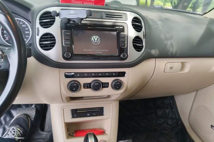 Used Volkswagen Tiguan 2013 2.0 TSI Automatic All-Wheel-Drive Flagship Edition Audio And AC Panel