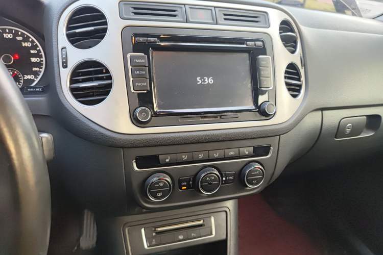 Used Volkswagen Tiguan 2013 2.0 TSI Automatic All-Wheel-Drive Flagship Edition Audio And AC Panel