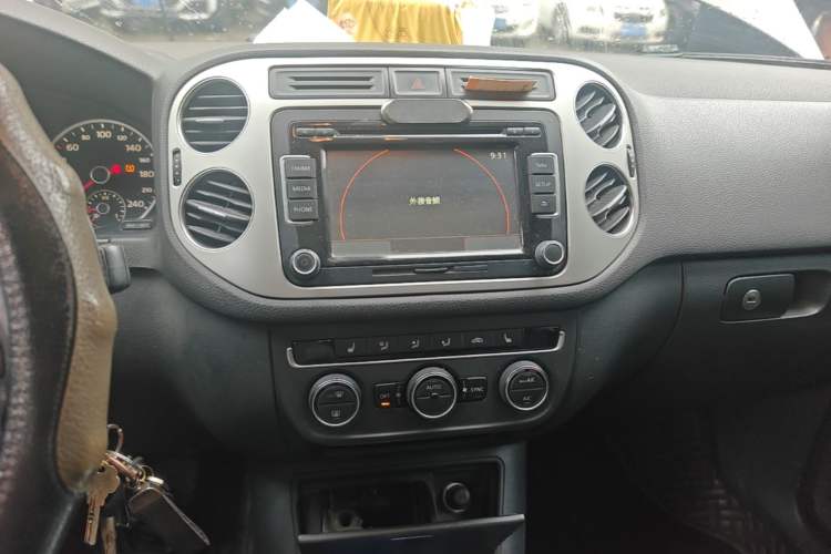 Used Volkswagen Tiguan 2013 1.8 TSI Automatic All-Wheel Drive Luxury Model Audio And AC Panel