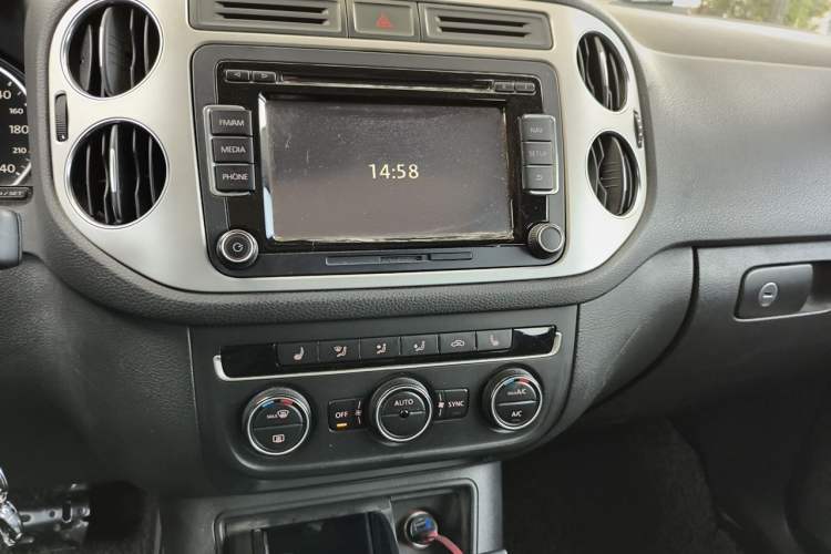 Used Volkswagen Tiguan 2013 1.8 TSI Automatic All-Wheel Drive Luxury Model Audio And AC Panel