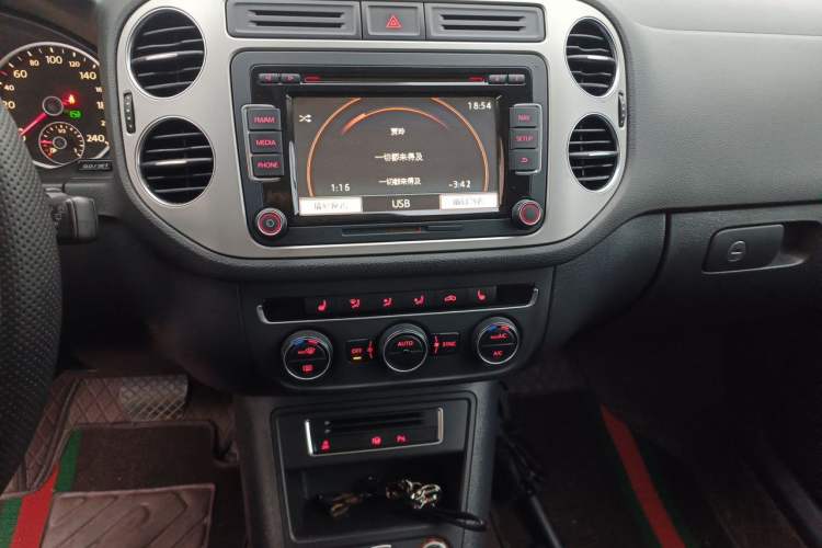 Used Volkswagen Tiguan 2013 2.0 TSI Automatic All-Wheel-Drive Flagship Edition Audio And AC Panel