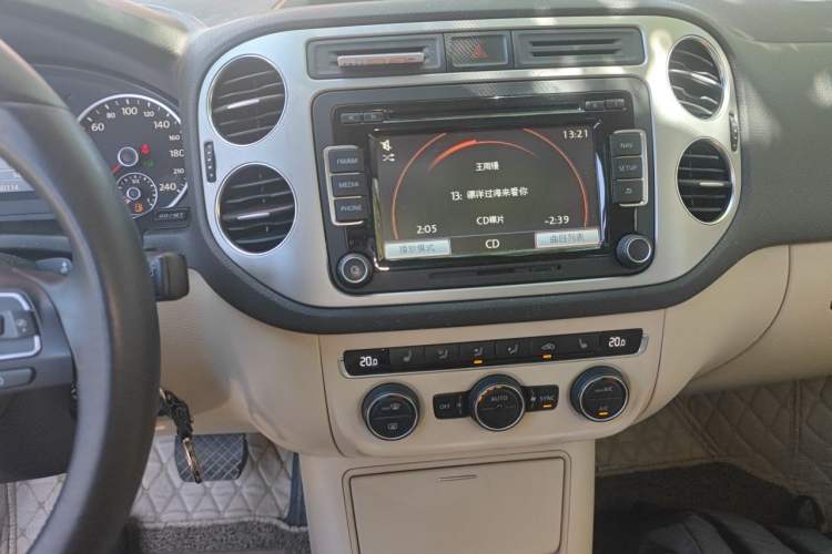 Used Volkswagen Tiguan 2013 2.0 TSI Automatic All-Wheel Drive Luxury Edition Audio And AC Panel