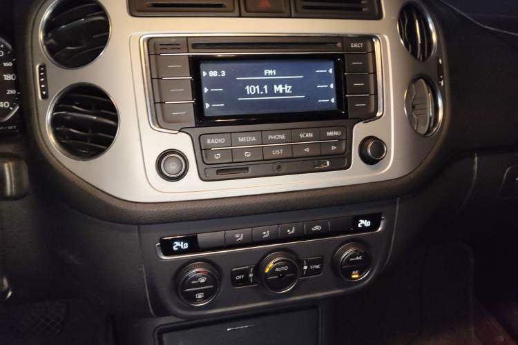 Used Volkswagen Tiguan 2013 1.8TSI Automatic All-Wheel-Drive Comfort Edition Audio And AC Panel