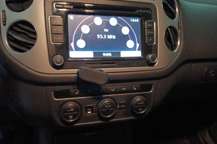Used Volkswagen Tiguan 2013 2.0 TSI Automatic All-Wheel Drive Luxury Edition Audio And AC Panel
