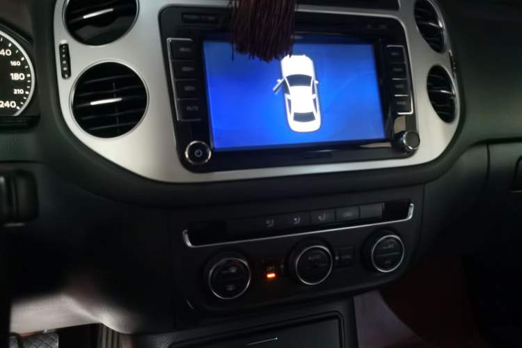 Used Volkswagen Tiguan 2013 1.8TSI Automatic All-Wheel-Drive Comfort Edition Audio And AC Panel