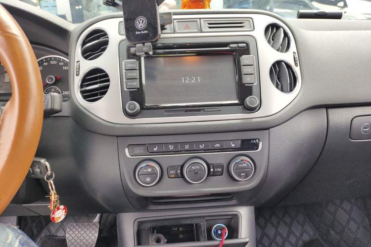 Used Volkswagen Tiguan 2013 2.0 TSI Automatic All-Wheel Drive Luxury Edition Audio And AC Panel