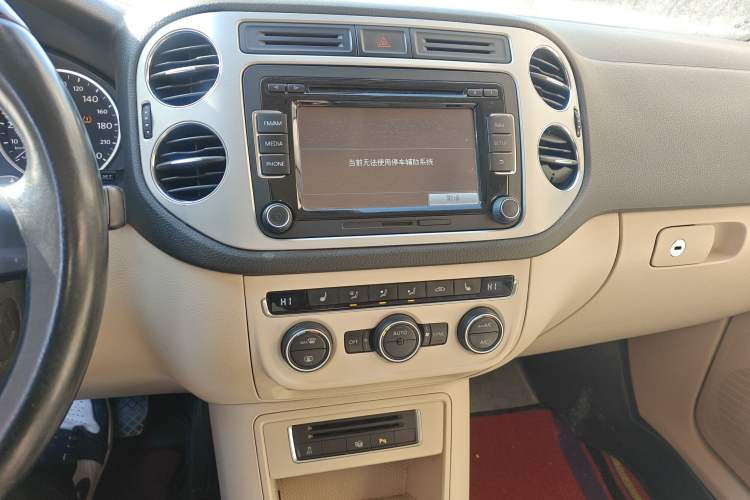 Used Volkswagen Tiguan 2013 2.0 TSI Automatic All-Wheel-Drive Flagship Edition Audio And AC Panel