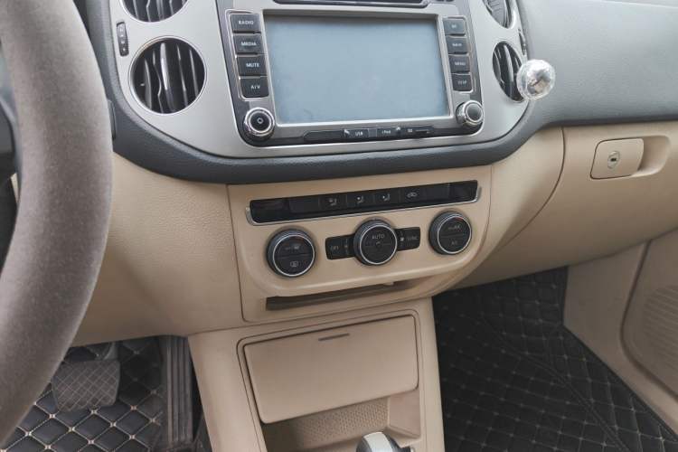 Used Volkswagen Tiguan 2013 1.8 TSI Automatic Two-Wheel Drive Comfort Edition Audio And AC Panel