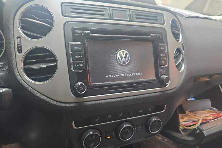 Used Volkswagen Tiguan 2013 1.8TSI Automatic Two-Wheel Drive Luxury Model Audio And AC Panel