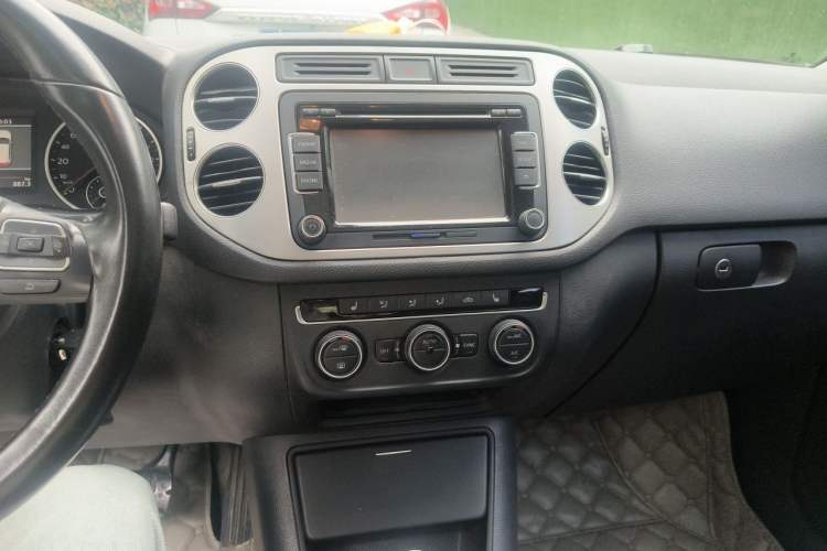Used Volkswagen Tiguan 2013 2.0 TSI Automatic All-Wheel Drive Luxury Edition Audio And AC Panel