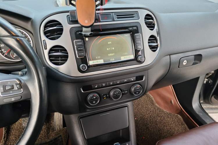 Used Volkswagen Tiguan 2013 1.8 TSI Automatic All-Wheel Drive Luxury Model Audio And AC Panel