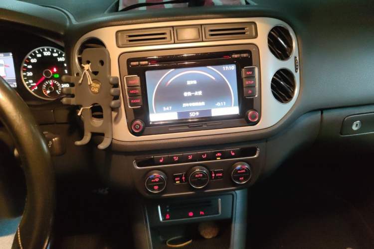 Used Volkswagen Tiguan 2013 2.0 TSI Automatic All-Wheel-Drive Flagship Edition Audio And AC Panel