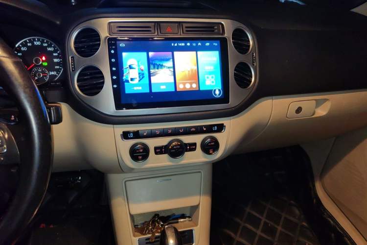 Used Volkswagen Tiguan 2013 1.8 TSI Automatic All-Wheel Drive Luxury Model Audio And AC Panel