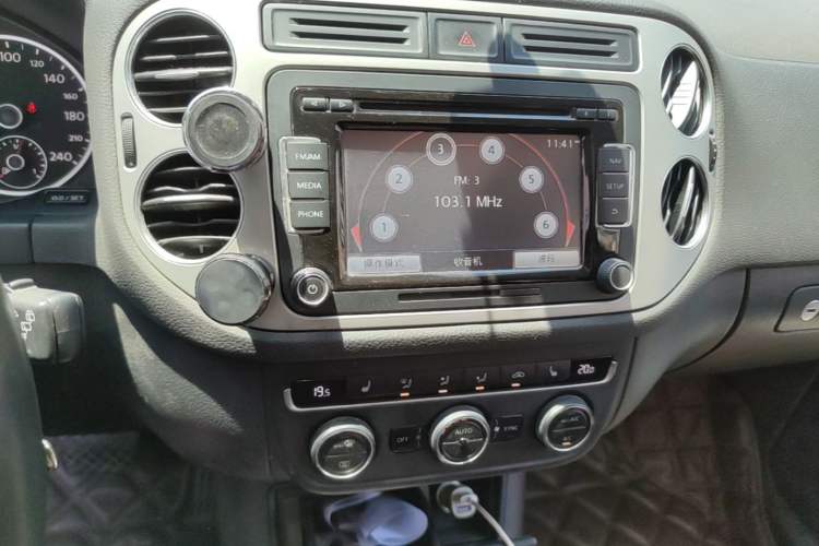 Used Volkswagen Tiguan 2013 1.8 TSI Automatic All-Wheel Drive Luxury Model Audio And AC Panel