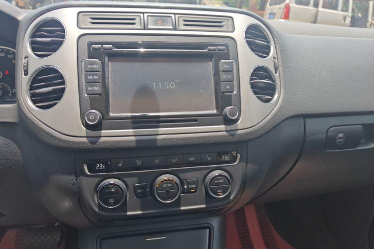Used Volkswagen Tiguan 2013 1.8TSI Automatic Two-Wheel Drive Luxury Model Audio And AC Panel