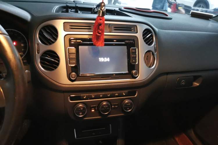 Used Volkswagen Tiguan 2013 2.0 TSI Automatic All-Wheel Drive Luxury Edition Audio And AC Panel