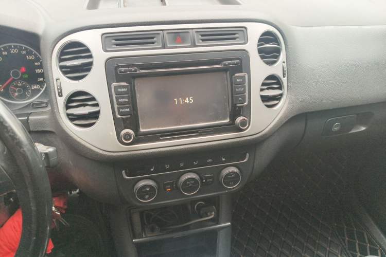 Used Volkswagen Tiguan 2013 1.8TSI Automatic Two-Wheel Drive Luxury Model Audio And AC Panel
