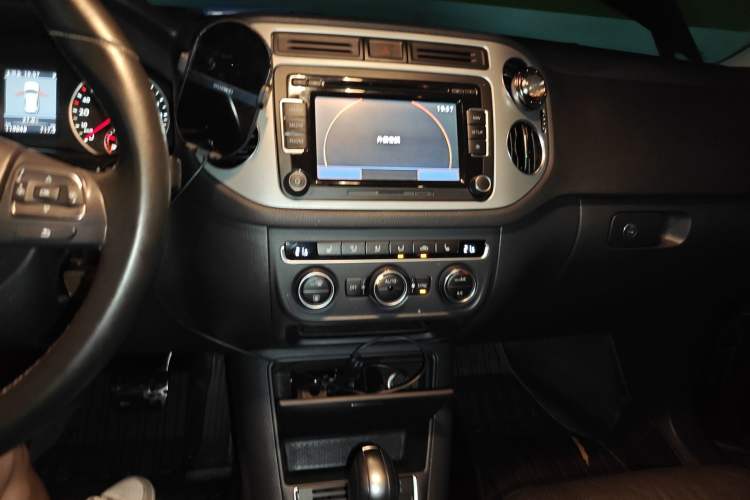 Used Volkswagen Tiguan 2013 2.0 TSI Automatic All-Wheel Drive Luxury Edition Audio And AC Panel