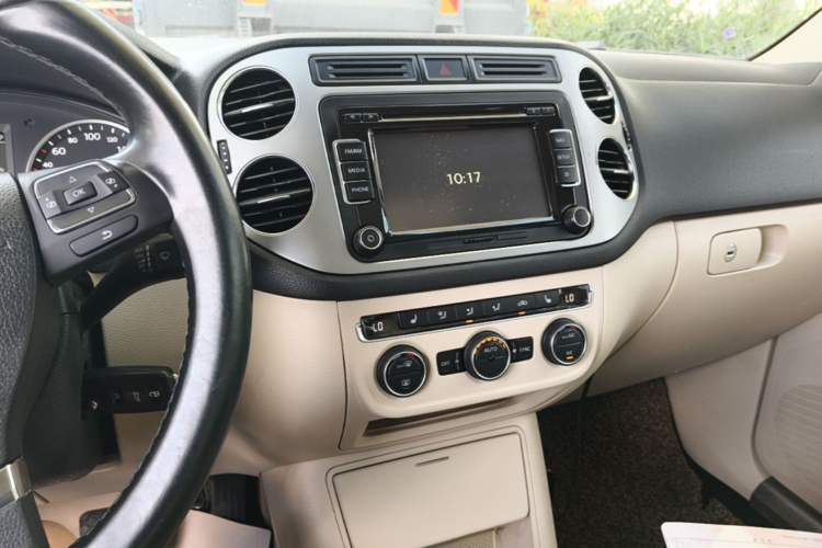 Used Volkswagen Tiguan 2013 1.8 TSI Automatic All-Wheel Drive Luxury Model Audio And AC Panel