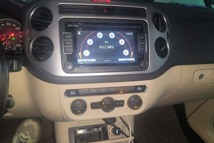Used Volkswagen Tiguan 2013 1.8 TSI Automatic Two-Wheel Drive Comfort Edition Audio And AC Panel