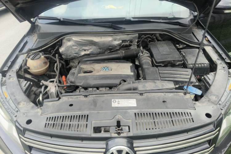 Used Volkswagen Tiguan 2013 2.0 TSI Automatic All-Wheel Drive Luxury Edition Engine Bay