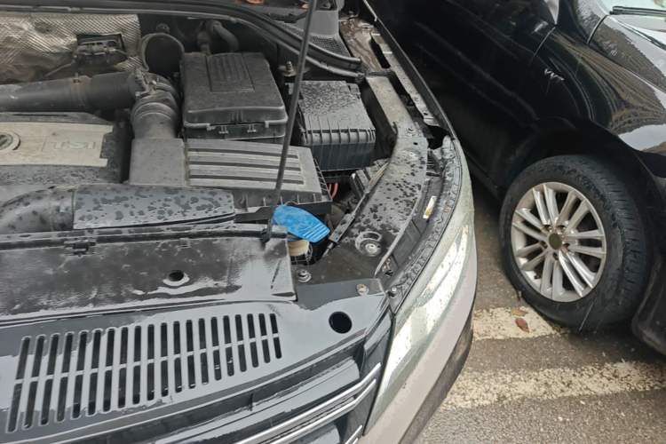 Used Volkswagen Tiguan 2013 1.8 TSI Automatic All-Wheel Drive Luxury Model Engine Bay Left