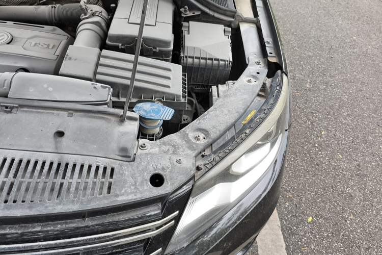 Used Volkswagen Tiguan 2013 1.8 TSI Automatic All-Wheel Drive Luxury Model Engine Bay Left