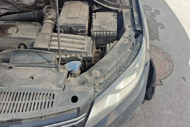 Used Volkswagen Tiguan 2013 1.8 TSI Automatic All-Wheel Drive Luxury Model Engine Bay Left