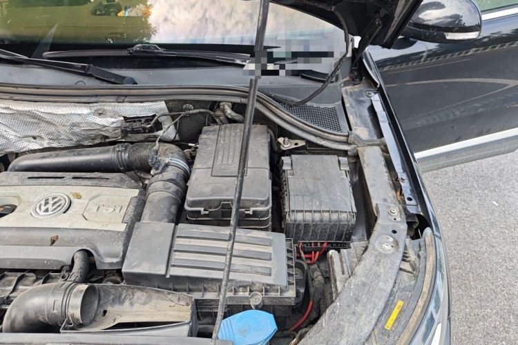 Used Volkswagen Tiguan 2013 1.8 TSI Automatic All-Wheel Drive Luxury Model Engine Bay Left