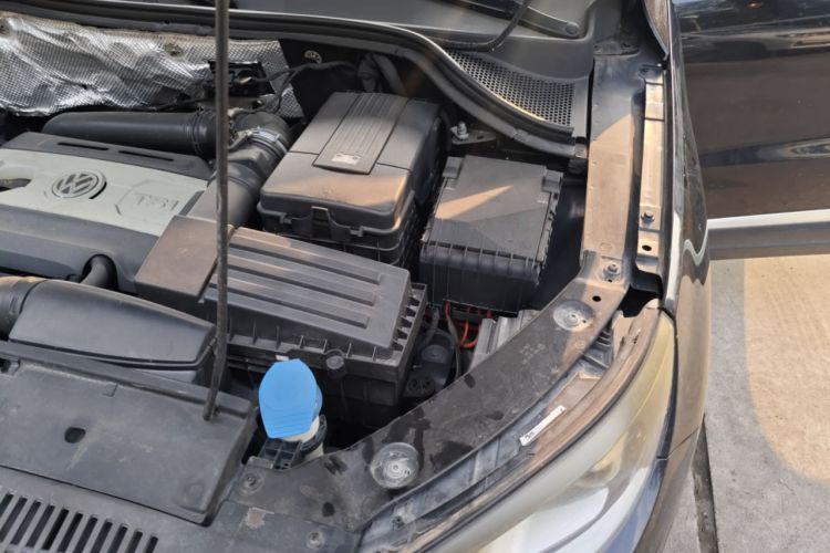 Used Volkswagen Tiguan 2013 1.8 TSI Automatic All-Wheel Drive Luxury Model Engine Bay Left