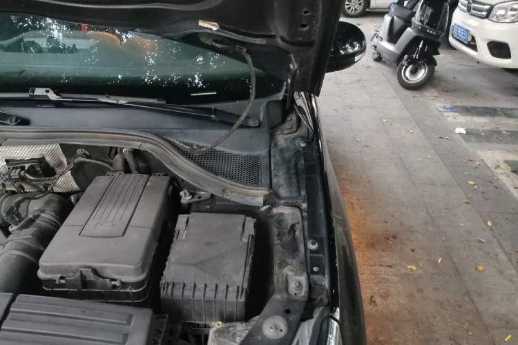 Used Volkswagen Tiguan 2013 2.0 TSI Automatic All-Wheel Drive Luxury Edition Engine Bay Left