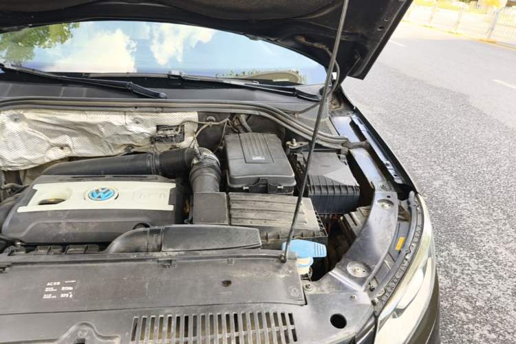Used Volkswagen Tiguan 2013 1.8 TSI Automatic All-Wheel Drive Luxury Model Engine Bay Left