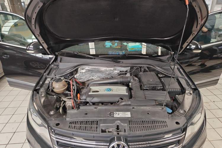 Used Volkswagen Tiguan 2013 2.0 TSI Automatic All-Wheel-Drive Flagship Edition Engine Bay
