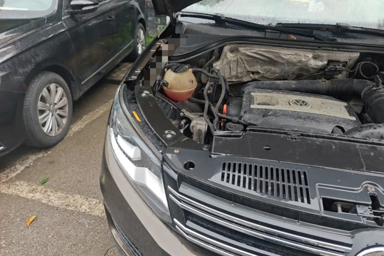 Used Volkswagen Tiguan 2013 1.8 TSI Automatic All-Wheel Drive Luxury Model Engine Bay Right