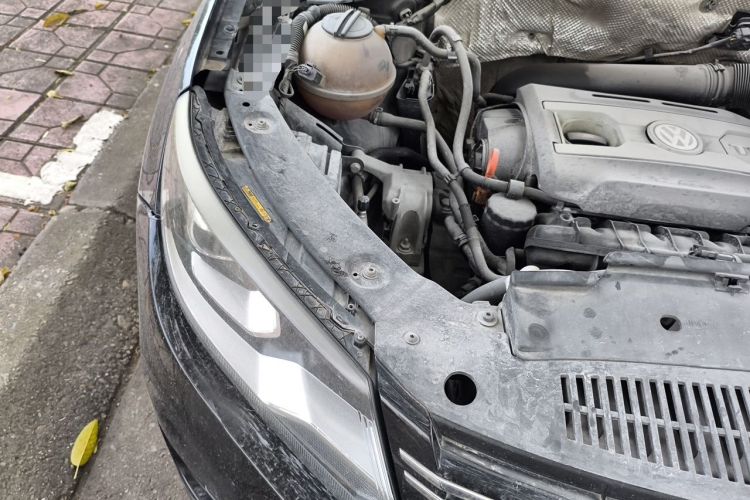 Used Volkswagen Tiguan 2013 1.8 TSI Automatic All-Wheel Drive Luxury Model Engine Bay Right