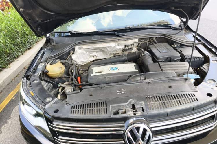 Used Volkswagen Tiguan 2013 1.8 TSI Automatic All-Wheel Drive Luxury Model Engine Bay Right