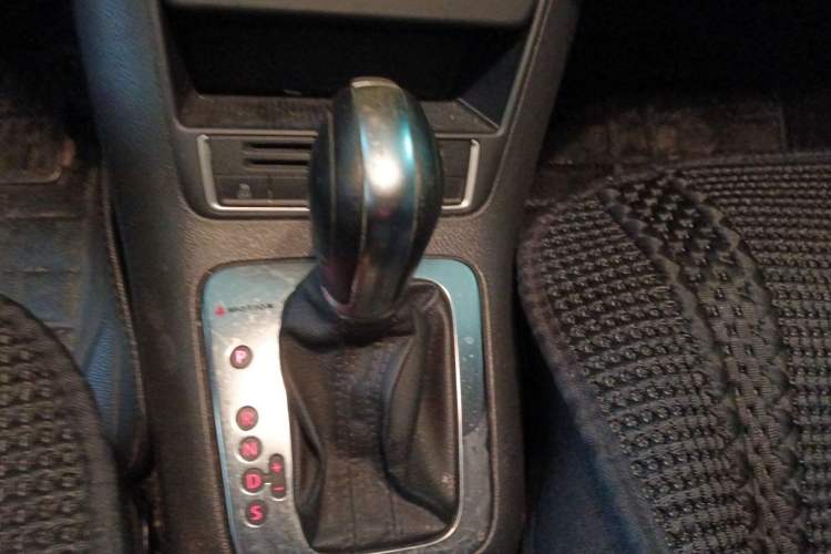 Used Volkswagen Tiguan 2013 2.0 TSI Automatic All-Wheel Drive Luxury Edition Gear Lever