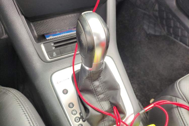 Used Volkswagen Tiguan 2013 2.0 TSI Automatic All-Wheel Drive Luxury Edition Gear Lever