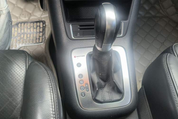 Used Volkswagen Tiguan 2013 2.0 TSI Automatic All-Wheel Drive Luxury Edition Gear Lever