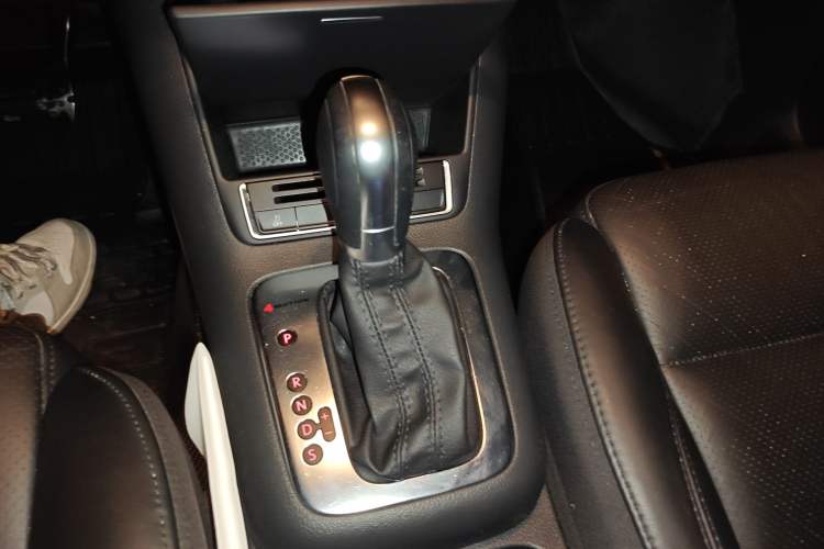 Used Volkswagen Tiguan 2013 2.0 TSI Automatic All-Wheel Drive Luxury Edition Gear Lever