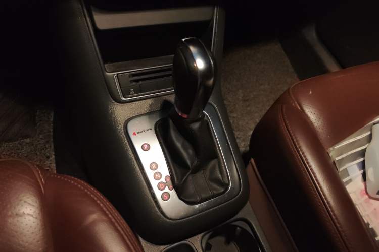 Used Volkswagen Tiguan 2013 2.0 TSI Automatic All-Wheel Drive Luxury Edition Gear Lever