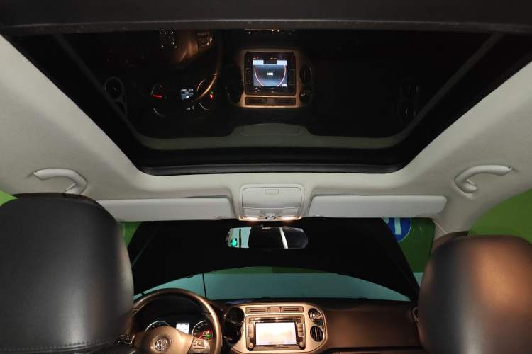 Used Volkswagen Tiguan 2013 2.0 TSI Automatic All-Wheel Drive Luxury Edition Headliner
